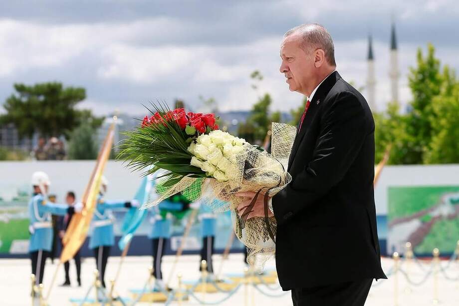 El presidente de Turquía, Recep Tayyip Erdogan, visitando el Memorial de los Mártires del 15 de julio en el tercer aniversario del intento fallido de golpe de Estado. / EFE