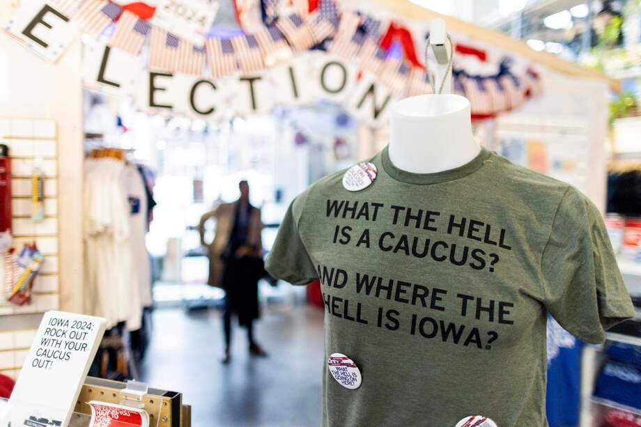 El gobernador de Florida, Ron DeSantis, la ex gobernadora de Carolina del Sur, Nikki Haley, y el expresidente Donald Trump hacen campaña en Iowa en los últimos días antes de que el estado celebre su primer caucus en el país el 15 de enero de 2024.