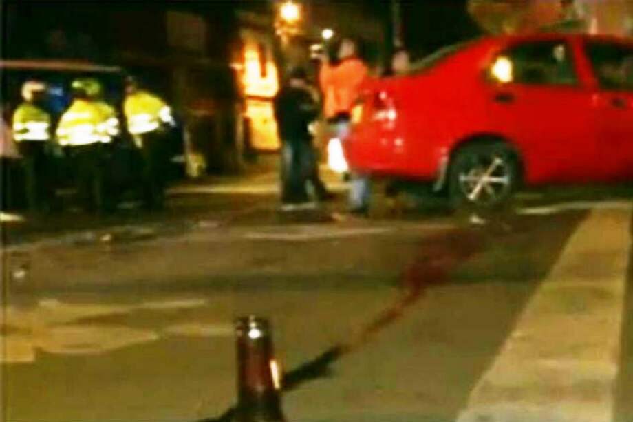 Conductor presuntamente borracho embiste un bus y golpea a periodista