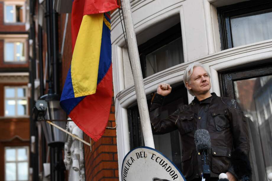 Julian Assange, fundador de Wikileaks, durante un pronunciamiento en la embajada ecuatoriana en Londres. / AFP