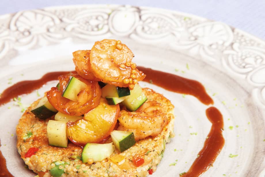 Galletas de Quinua con camarones horneados con melocotón y panela