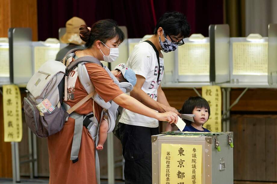 Días antes de las elecciones en Japón, se conocía que el Partido Liberal Democrático, al que pertenecía el ex primer ministro Shinzō Abe, contaba con el 35,6 % del respaldo ciudadano, según un sondeo de la cadena estatal NHK.