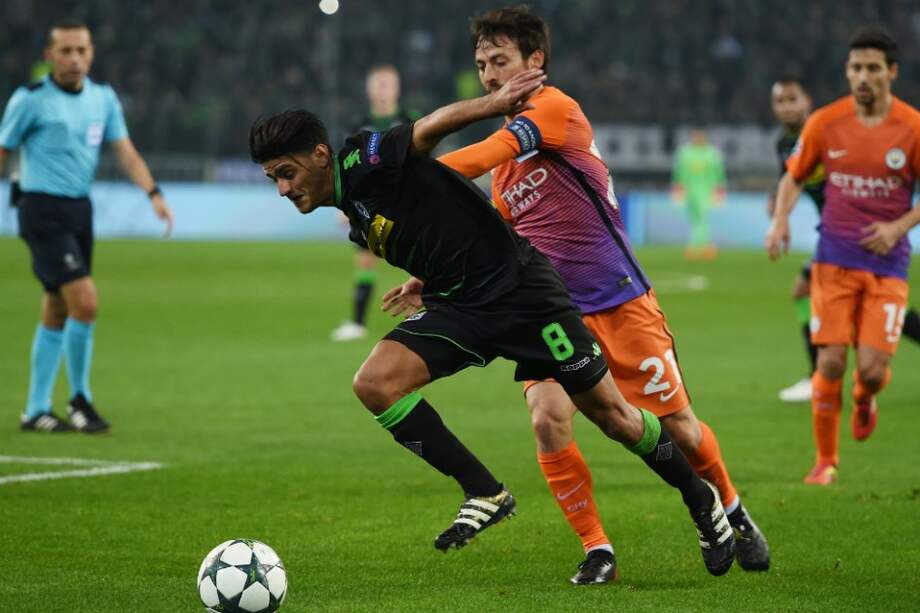 Mahmoud Dahoud, del Borussia Mönchengladbach, disputa la pelota junto a David Silva, del Manchester City, este miércoles, en la Champions. / AFP