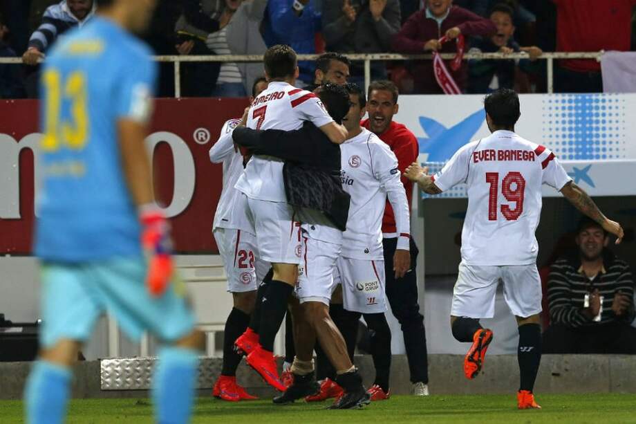 Kevin Gameiro celebra el empate de Sevilla contra Barcelona. Foto: AFP