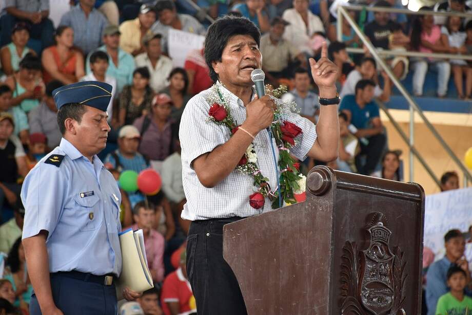Evo Morales, presidente de Bolivia, en el acto público que promulgó la Ley 266, la cual le dio vía libre a la carretera. / EFE