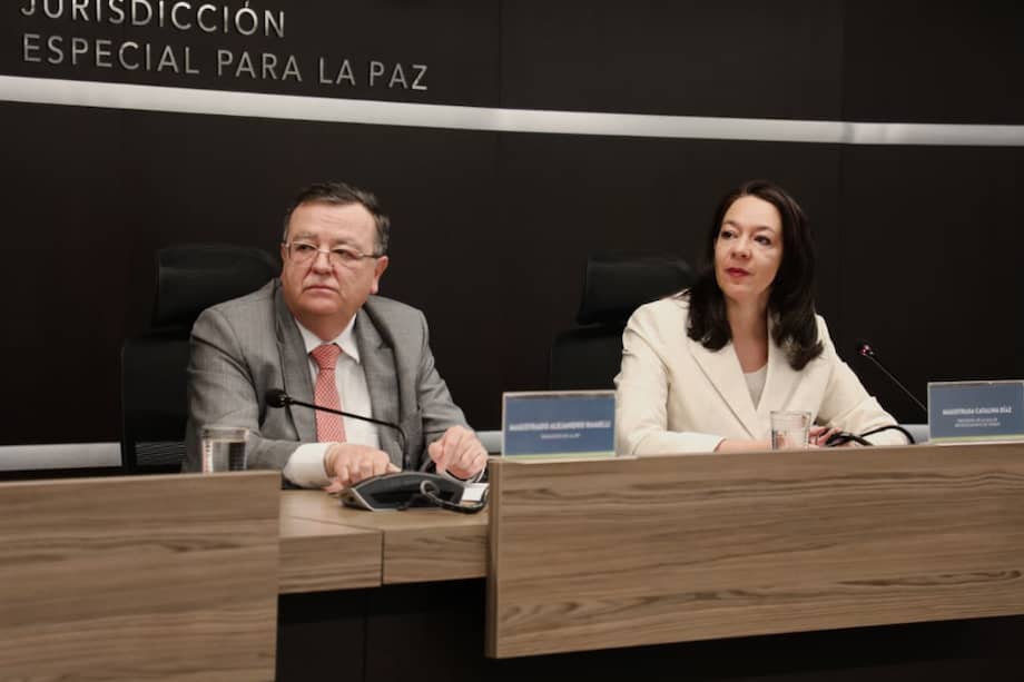 El magisstrado Alejandro Ramelli Arteagam presidente de la JEP, y la magistrada Catalina Díaz Gómez, presidenta de la Sala de Reconocimiento de Verdad y Responsabilidad, fueron quienes dieron a conocer la decisión.