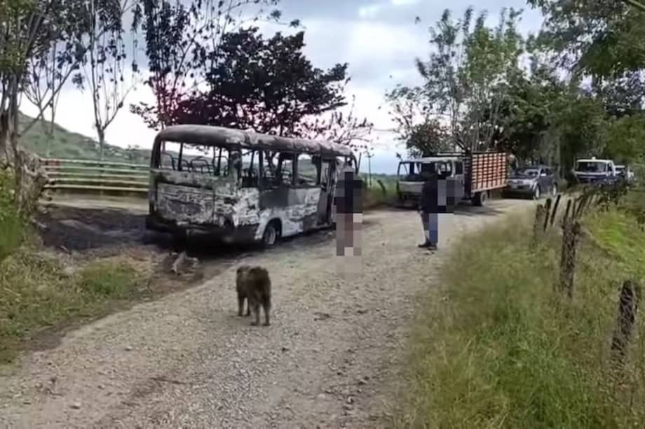 Los conductores fueron obligados a descender antes de que los vehículos fueran incendiados en Tuluá.