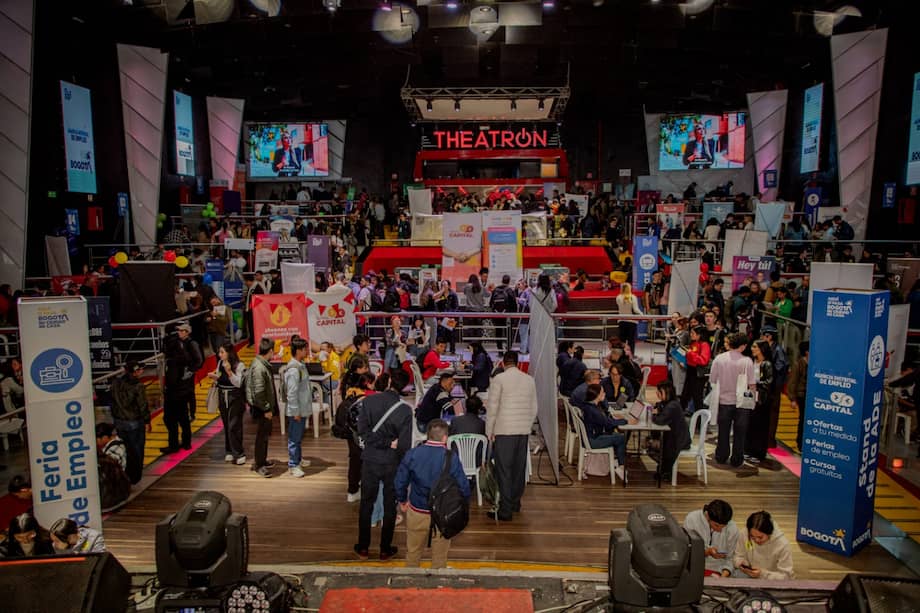 Este jueves 4 de junio, la Secretaría Distrital de Desarrollo Económico realizará una Feria de Empleo en el marco del Mes del Orgullo, dirigida principalmente a los sectores sociales LGBTI y a jóvenes. La jornada se desarrollará en Theatron, contará con más de 50 empresas y ofrecerá más de 5.000 oportunidades laborales.