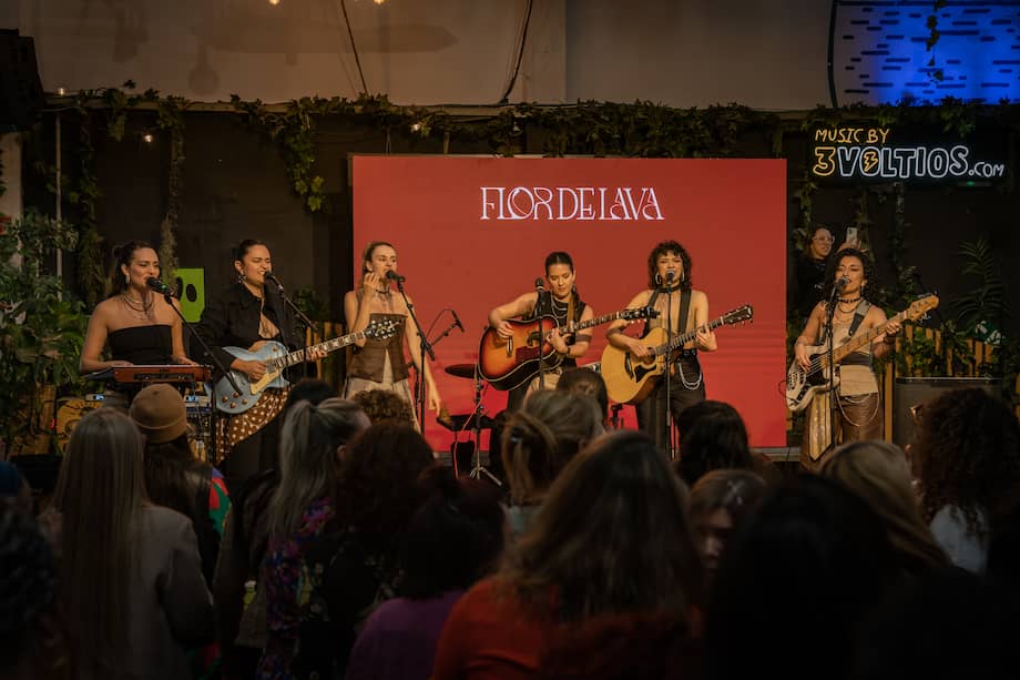 Flor de Lava está compuesto (de izq. a der.) por Paula van Hissenhoven, Natalia Medina, Sabi Satizábal, María McCausland, Pilar Cabrera y Brina Quoya.