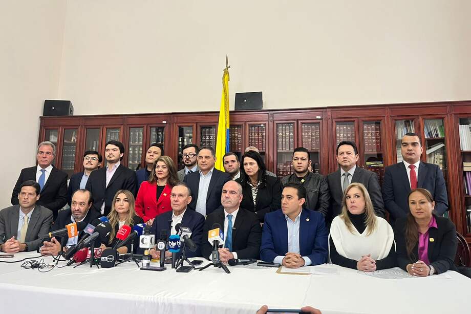 Congresistas y directores de los partidos Conservador, Liberal, de la U, Colombia Justa Libres, Centro Democrático, Cambio Radical.