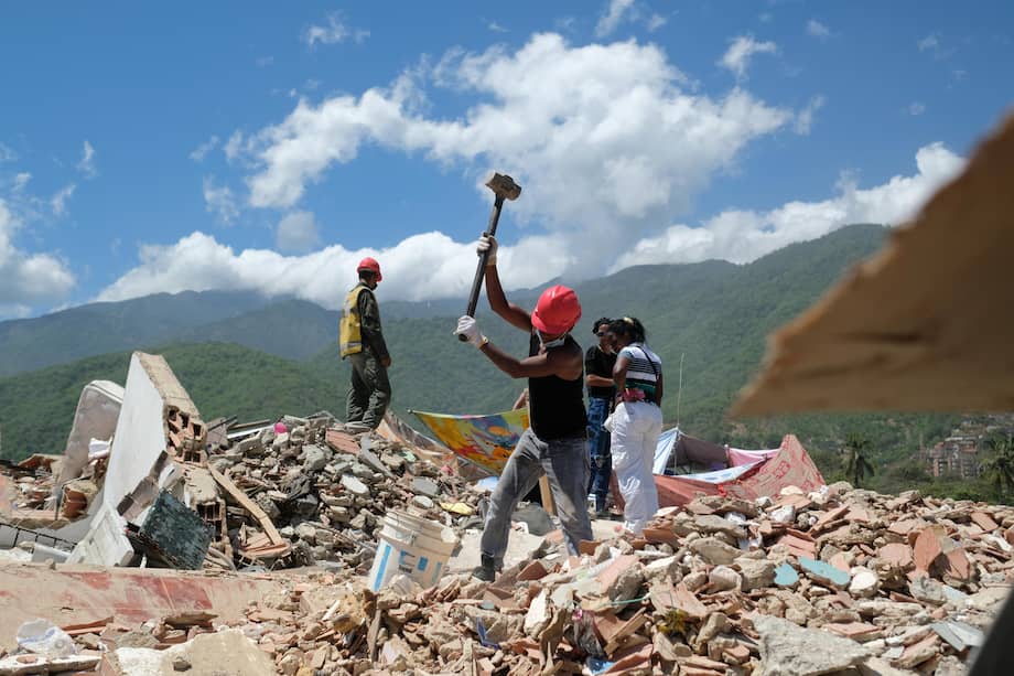 Imagen de referencia: voluntarios trabajan en la remoción de escombros luego del doble terremoto en La Guaira (Venezuela).