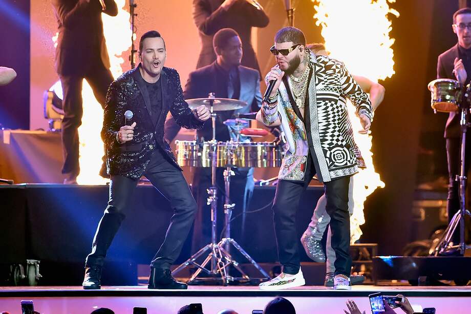 Victor Manuelle y Farruko en los 2018 Billboard Latin Music Awards. / AFP