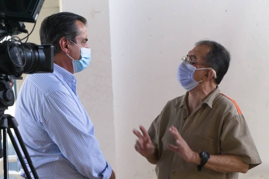 Rafael Poveda (izquierda) conversa con Luis Alfredo Garavito en una de las entrevistas que le realizó para su libro "Tras la sombra de Garavito".