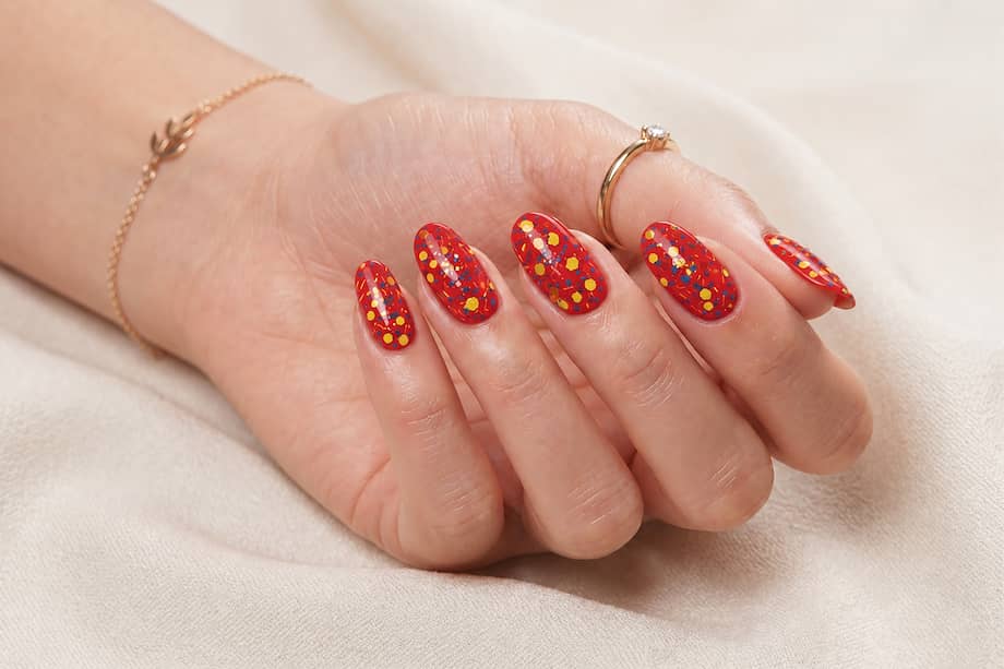 El rojo intenso también funciona como una opción de manicure para combinar con la camiseta amarilla de Colombia.