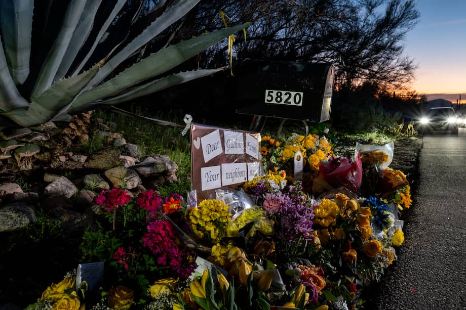 Un memorial frente a la casa de Nancy Guthrie en Tucson marca la tercera semana de su búsqueda tras desaparecer el 1 de febrero.