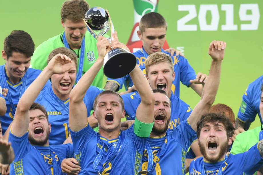 Los jugadores de Ucrania celebran con el trofeo del Mundial Sub-20. / AFP