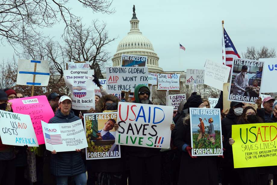 Manifestantes se reúnen en una manifestación en apoyo a la Agencia de los Estados Unidos para el Desarrollo Internacional (USAID), cerca del Capitolio de los Estados Unidos, Washington.