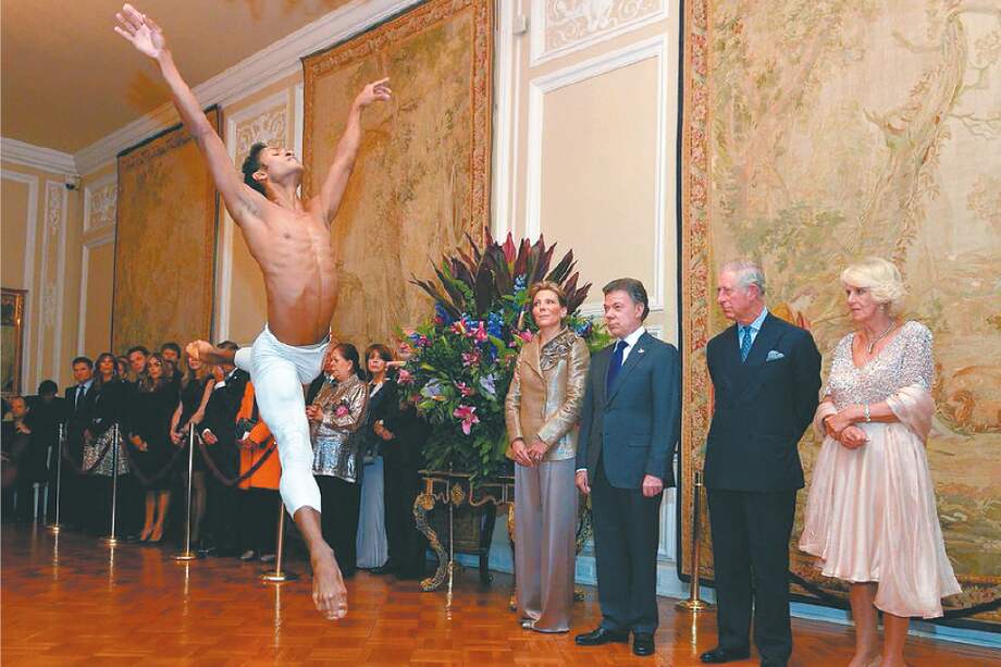 Fernando Montaño en el Palacio de Nariño ante el ahora rey Carlos III, su esposa Camila Parker, el entonces presidente Juan Manuel Santos y su esposa.