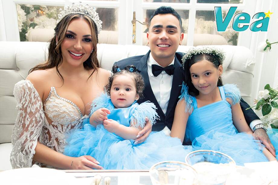 Andrea Valdiri y Felipe Saruma posan para la revista Vea.