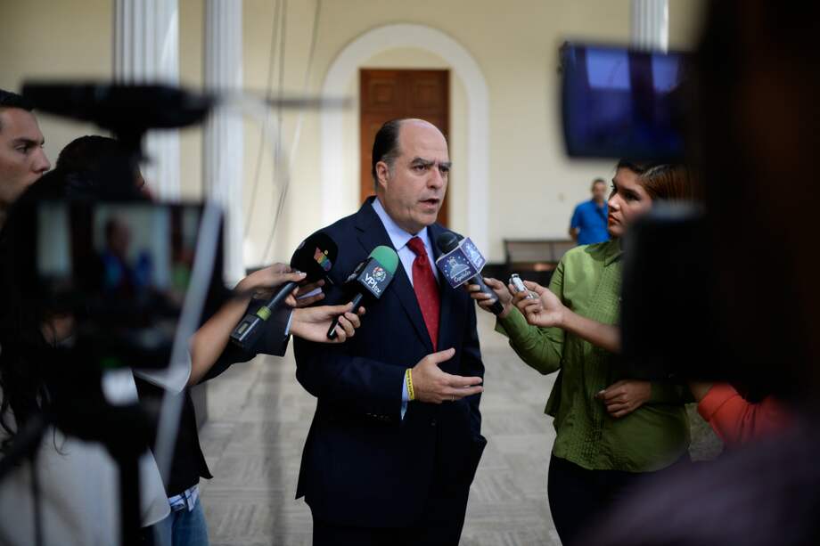 Julio Borges, uno de los líderes de la oposición en el Parlamento venezolano, durante una rueda de prensa ante de la discusión del proyecto. / AFP