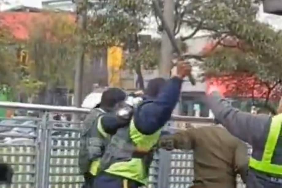 Por ahora, no se conocen mayores detalles sobre las circunstancias en las que se habrían presentado los hechos, ni sobre la identidad de los involucrados. Tampoco está claro si existió algún procedimiento previo por parte del personal de seguridad.