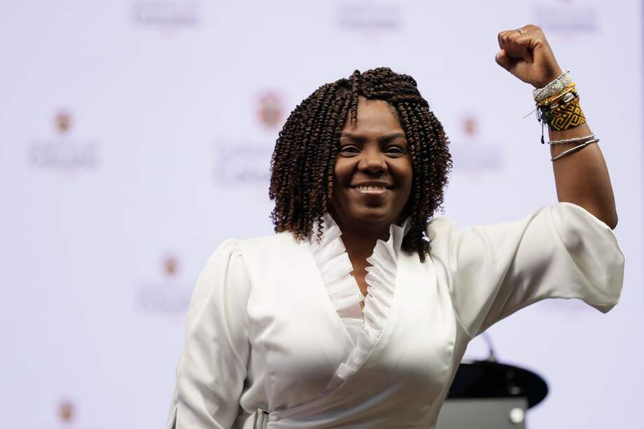 "Los medios radiales hacen mofa racista de que una alta funcionaria afro ejerza el derecho, por razones de seguridad, de ir en helicóptero a almorzar": Lisandro Duque