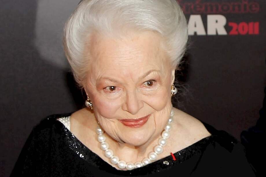 Ganadora dos Óscar y dos Globos de Oro, Olivia de Havilland interpretó personajes variados y complejos, además de ser la responsable de un cambio radical en el Hollywood de los grandes estudios contra los que se querelló en los juzgados y cambió para siempre los contratos abusivos que ataban a muchos autores.