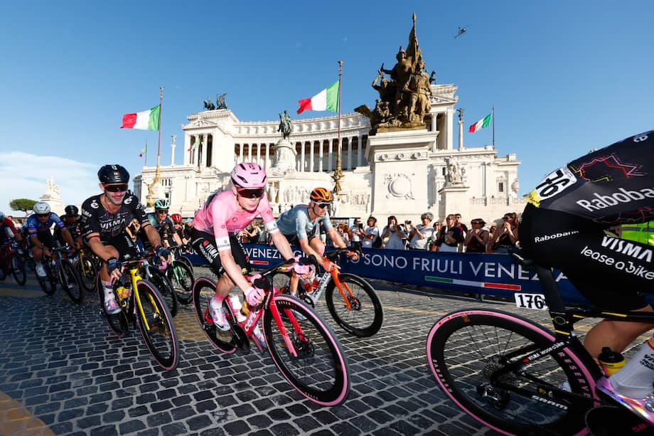 El ciclista danés Jonas Vingegaard, del equipo Visma Lease a Bike, con el maillot rosa de líder de la clasificación general, pasa en bicicleta junto al Altar de la Patria - Vittoriano en la Piazza Venezia, durante la 21ª etapa del Giro de Italia 2026.