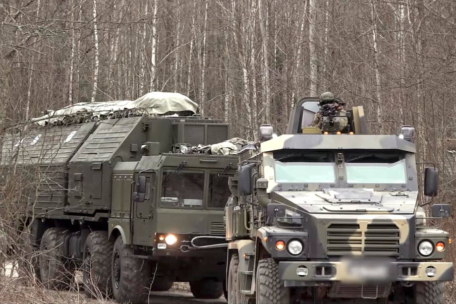 Una imagen fija, extraída de un vídeo proporcionado el 30 de diciembre de 2025 por el servicio de prensa del Ministerio de Defensa ruso, muestra una unidad equipada con el sistema de misiles terrestres móviles ruso Oreshnik que inició operaciones de combate en un lugar no revelado de Bielorrusia.