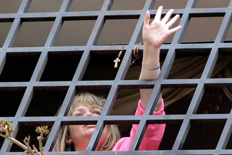 La jueza venezolana María Lourdes Afiuni saluda a sus vecinos desde su arresto domiciliario en Caracas, el 8 de junio de 2013.