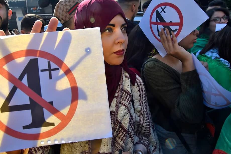 Estudiantes argelinos protestan en el centro de la capital después de que el mandatario, Abdelaziz Bouteflika, anunciara su retiro de una quinta carrera presidencial. / AFP