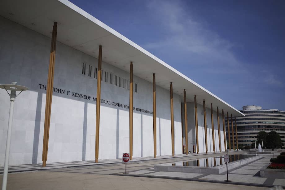 Peatones caminan por una acera hacia el John F. Kennedy Center for the Performing Arts el 16 de agosto de 2014 en Washington, DC.