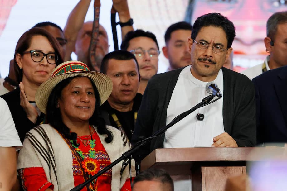 El candidato a la Presidencia de Colombia Iván Cépeda, habla junto a la candidata a la vicepresidencia, Aida Quilcué, tras conocerse los resultados electorales.