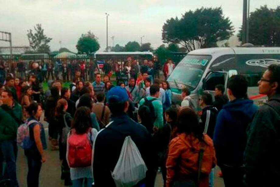 Usuarios de TransMilenio levantan protesta en troncal 80