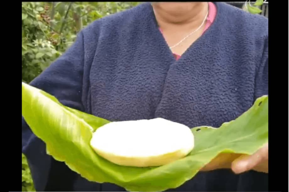 El queso de hoja, manjar tradicional colombiano. / Captura tomada del video subido por @HugoRosasRomero