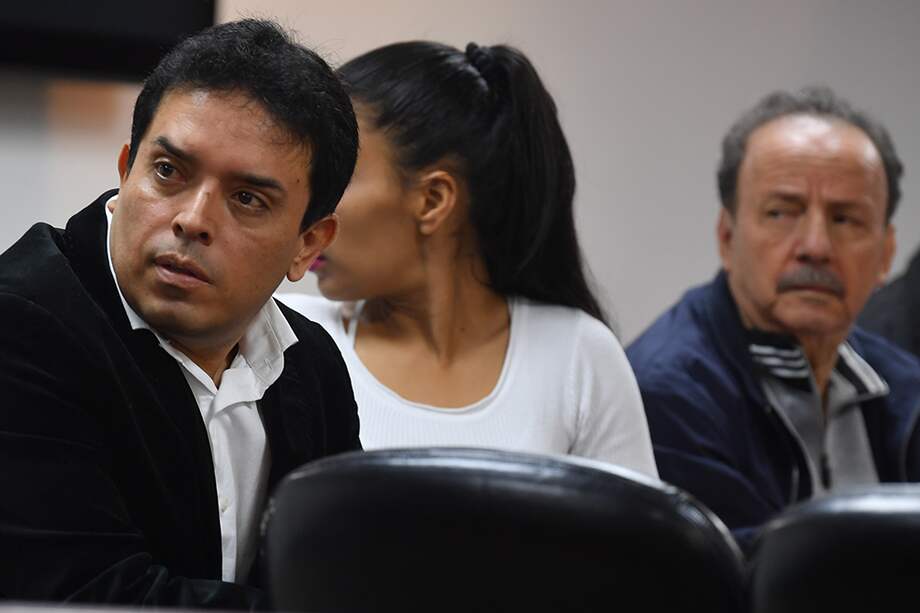 El exfiscal de la JEP, Carlos Julián Bermeo y a la derecha, el exsenador Luis Alberto Gil. / Óscar Pérez - El Espectador.