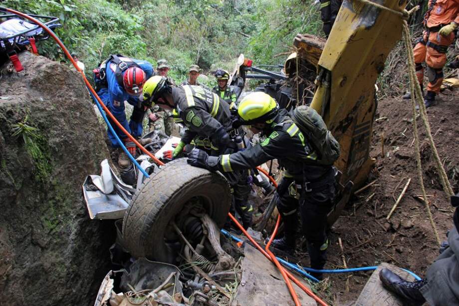 Miembro de la Cruz Roja en la búsqueda de sobrevivientes del accidente/ AFP- Diario del Huila