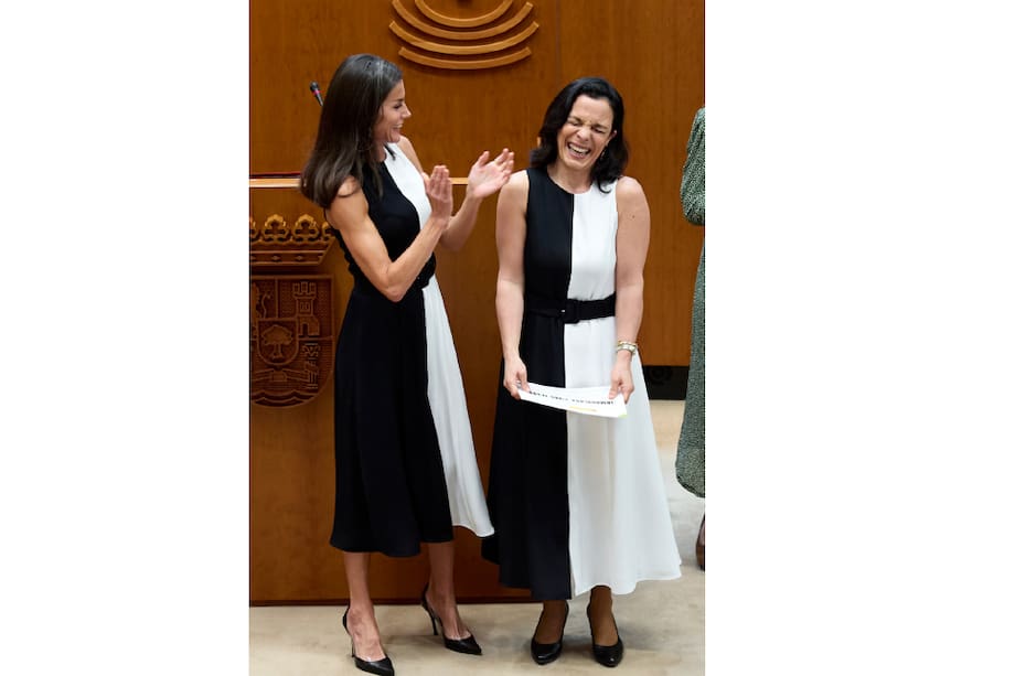¡El mismo vestido! Reina Letizia entregó premio a mujer vestida igual a ella. Letizia Ortiz.
