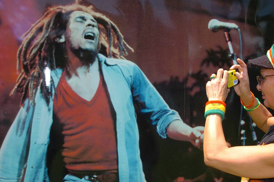 KIN02 - KINGSTON (JAMAICA) - 11/05/2006.- Adeptos del cantante jamaicano Bob Marley, celebran el 25 aniversario de la muerte del artista en Kingston (Jamaica) hoy, jueves 11 de mayo de 2006. EFE/Rudolph Brown. EFE/Rudolph Brown.