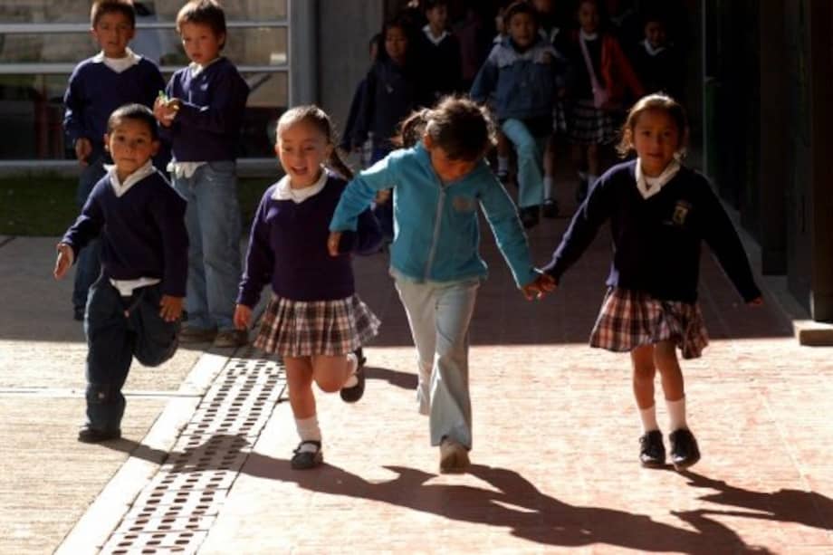 Por ley prohibirían a profesores 'dejar tareas' para la casa