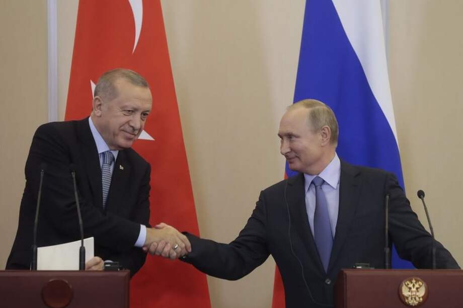 El presidente de Turquía Recep Tayyip Erdogan estrecha la mano de su homólogo ruso Vladimir Putin durante la cumbre en Sochi. / AFP