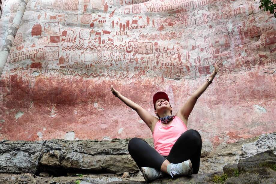 La Colombiamorfosis comienza desde adentro transformando tus sentidos y te convierte en un guardián de lo que descubres. La imagen es en Cerro Azul, Guaviare, donde se pueden ver pinturas de más de doce mil años de antigüedad.