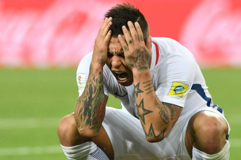 Eduardo Vargas lamenta la anulación de un gol frente a Camerún. / AFP