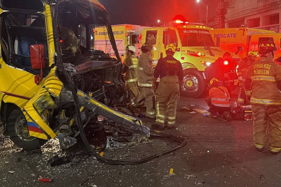 Bomberos de Medellín trabajaron en el rescate del conductor atrapado en la cabina de uno de los buses involucrados en el choque.