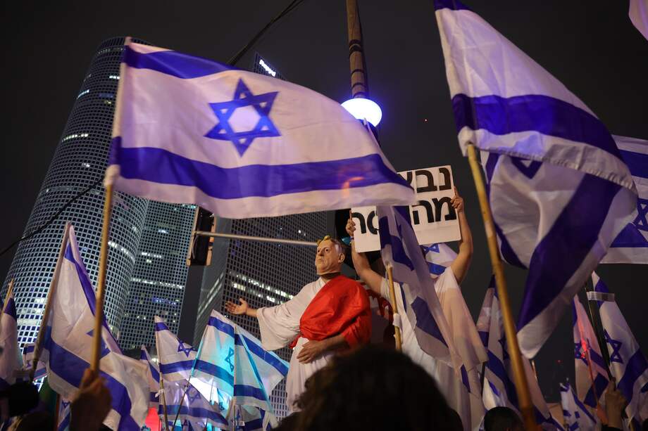 Un manifestante que lleva una máscara del primer Ministro israelí Netanyahu y vestido como un emperador romano asiste a una protesta masiva contra los planes de reforma del sistema de justicia del gobierno en Tel Aviv, Israel, en marzo.