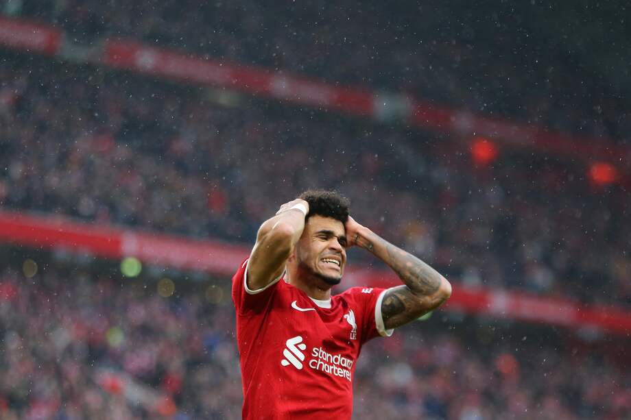 Luis Díaz, del Liverpool FC, reacciona ante una oportunidad perdida durante el partido de la Premier League inglesa entre el Liverpool FC y el Manchester City, en Anfield, Liverpool, Gran Bretaña, el 10 de marzo de 2024.