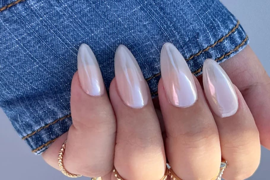 Las uñas vainilla cromadas son lo último en esta temporada primavera verano.