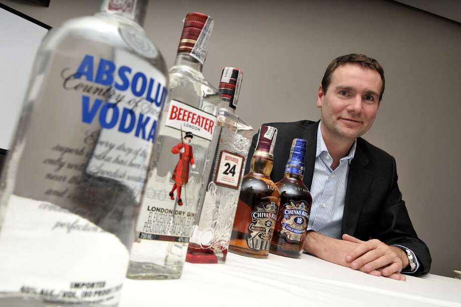 Alexandre Ricard en su primera visita al país, con las marcas que lideran el mercado de bebidas alcohólicas. / Liz Durán