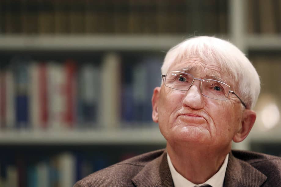 Fotografía del filósofo alemán Jürgen Habermas durante una conferencia de prensa en el Instituto Heinrich Heine en Duesseldorf (Alemania).