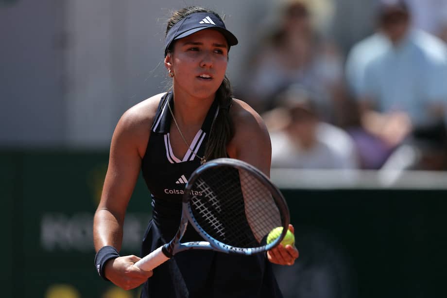 María Camila Osorio durante su partido contra Anna Kalinskaya en Roland Garros.